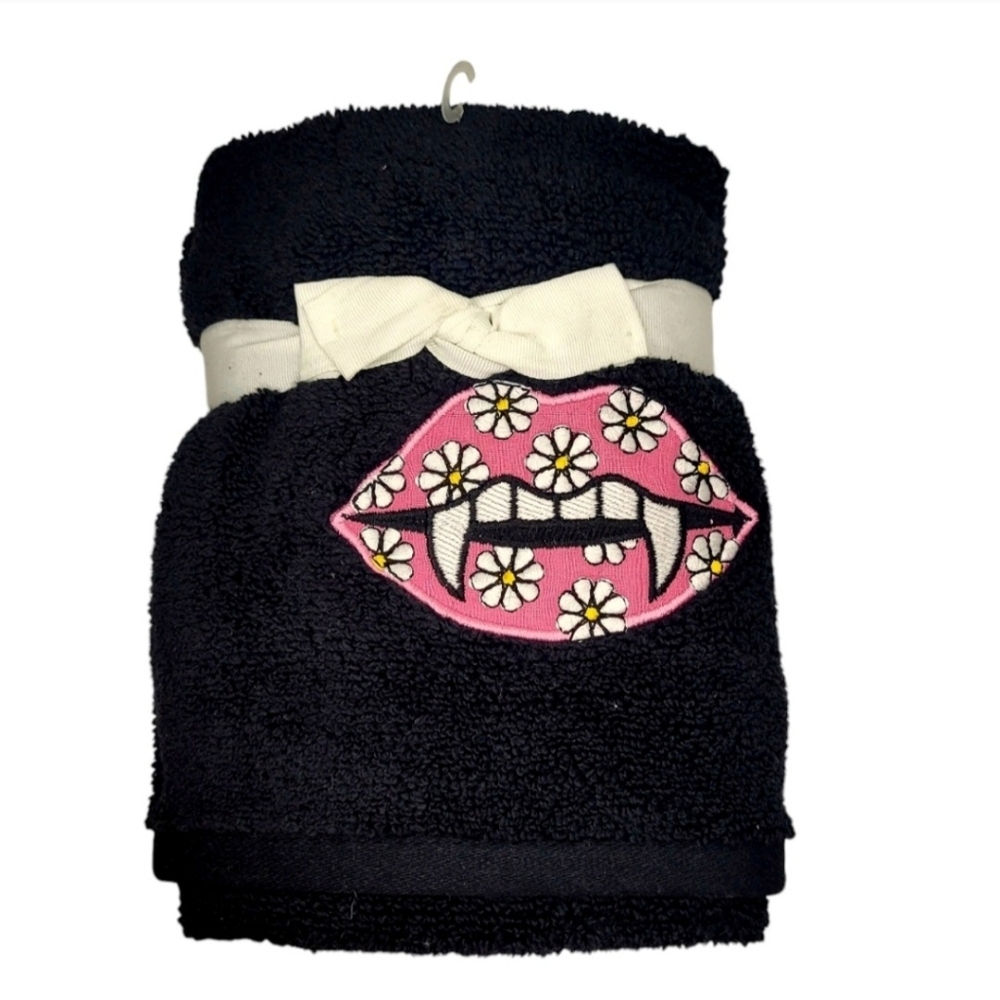 🆑️ CLEARANCE Betsey Johnson Black Towel Set w Pink Floral Vampire Lips Design